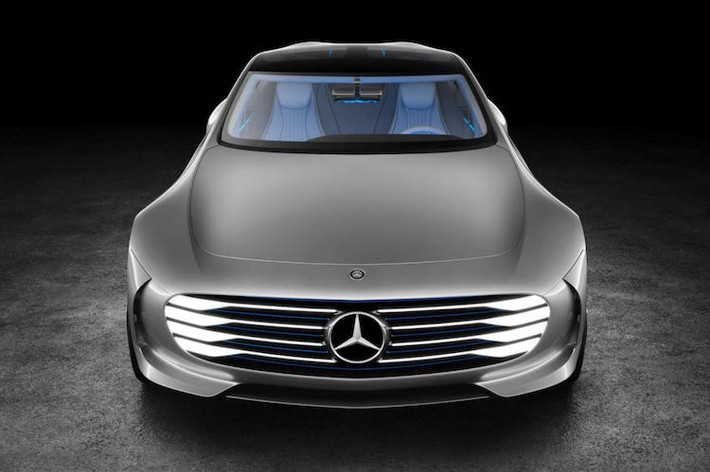 Sức mạnh của Concept IAA được cung cấp bởi hệ động lực kết hợp giữa máy xăng và mô-tơ điện hybrid, đạt tổng công suất 274 mã lực. Chiếc xe có thể đi được 32 km chỉ sử dụng điện.