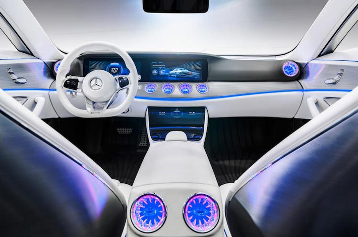 Nội thất của Concept IAA được thiết kế với bố cục sáng tạo. Bảng táp-lô của xe khá giống Mercedes S-Class hiện nay.