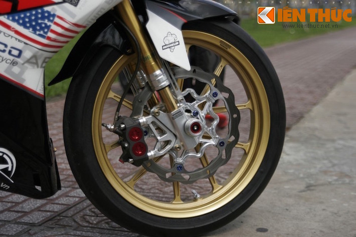 Cả 2 bánh xe đều được trang bị mâm Daytona cùng lốp trơn, bánh trước còn có phanh đĩa Galfer lòng CNC và phuộc USD G@zi.