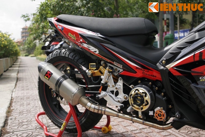 Ốp nồi cùng dàn số gảy kiểng và pô Akrapovic là những điểm nhấn đáng chú ý ở thân phải xe.