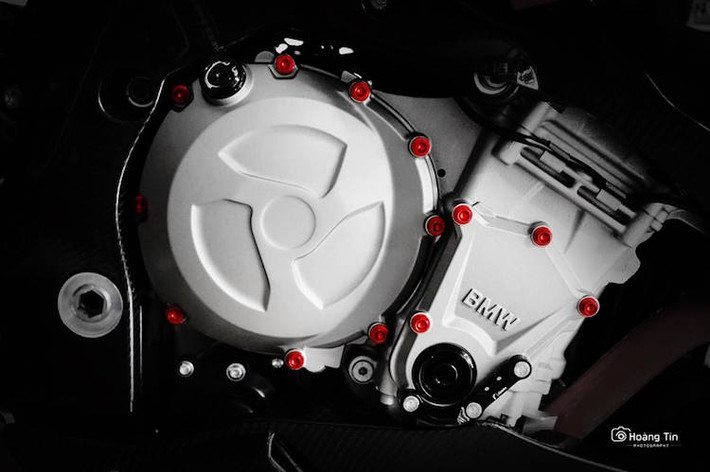 Khối động cơ 4 xi-lanh của S1000R được giữ nguyên, nhưng được trang trí full bộ ốc kiểng màu đỏ nổi bật cùng nắp nhớt Rizoma.