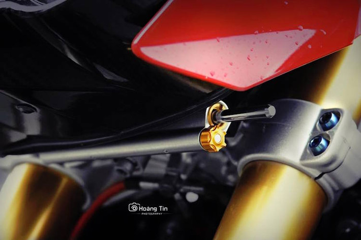 Bên dưới đầu xe là trợ lực Ohlins hàng hiệu được giấu gọn ghẽ.