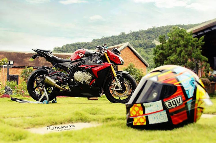 Đi kèm với chiếc S1000R độ "full đồ kiểng" là chiếc mũ bảo hiểm AGV đã được chủ xe đặt sơn airbrush trang trí riêng.