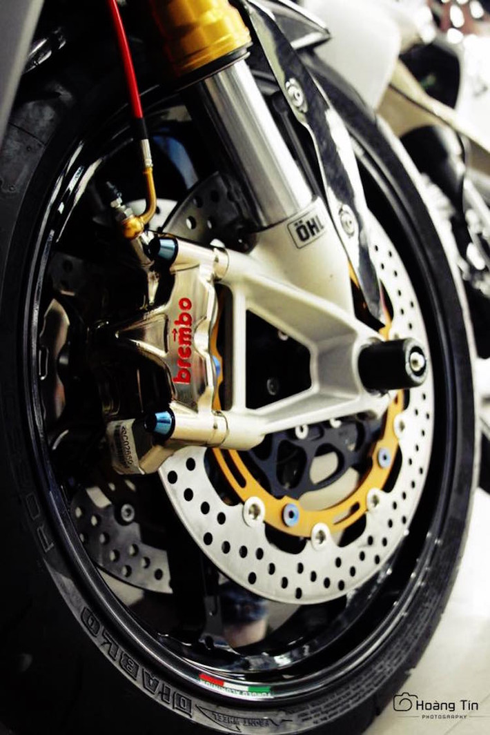 Tuy nhiên hệ thống phanh của xe đã được nâng cấp toàn diện với cặp heo Brembo GP4-RX Nickel và cặp đĩa phanh Brembo.
