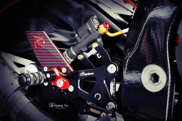 Pen đạp Brembo phía sau được gắn vào cụm số gảy LighTech siêu nhẹ.