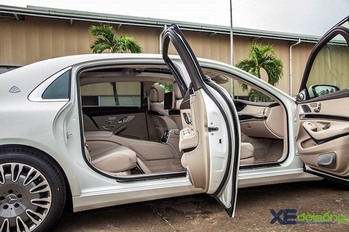 Mở cánh cửa sau của Maybach S600 ra, nội thất siêu sang dành cho các "VIP" hiện ra hoàn toàn trước mắt.