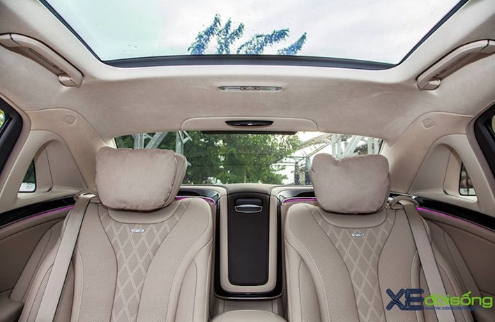 Tương xứng với đẳng cấp của một chiếc xe siêu sang, Maybach S600 "chiều" khách với các tiện nghi hiện đại nhất, cao cấp nhất, chẳng hạn như ghế massage được hoàn thiện một cách tinh xảo.