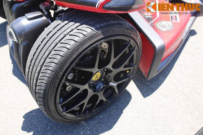 Các bánh xe cũng là loại cho ôtô, với mâm 17 inch 7 cánh kép theo phong cách Ferrari, kèm theo lốp sau 315 bản lớn. Bình xăng của Triazuma nằm ngay phía sau lốp trước và được tích hợp trong một thiết kế tương tự như phần thân 2 bên của những chiếc xe đua F1.