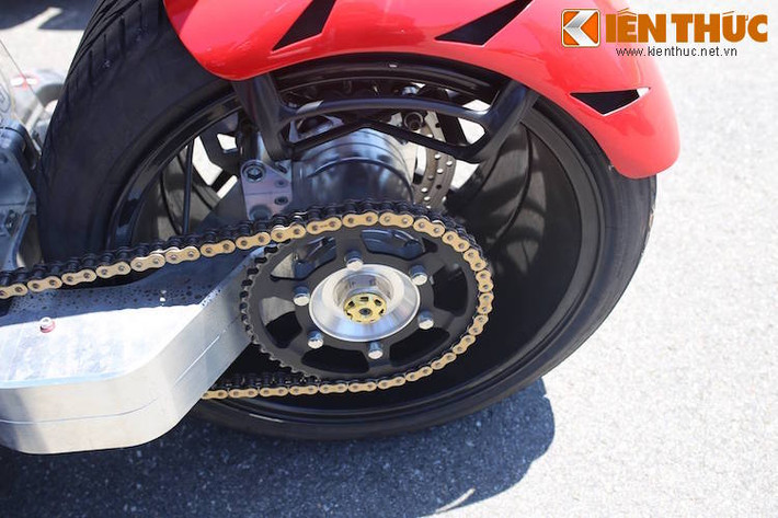 Bộ gắp đơn phía sau của xe được làm từ nhôm dày đầy cứng cáp để có thể đỡ được bánh sau "ngoại cỡ". Inazuma vẫn sử dụng cơ cấu truyền động bằng xích.
