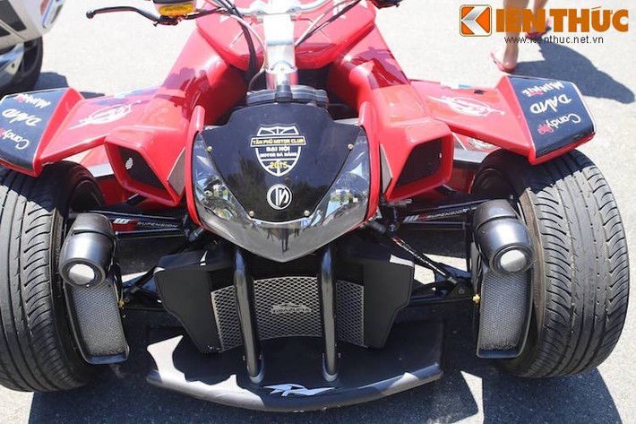 Lấy "nền tảng" là một chiếc Yamaha R1, tuy nhiên Triazuma đã được Lazareth thiết kế lại hoàn toàn, với vẻ "dữ dằn" và độc đáo - nó được những người chơi mô tô ví như chiếc "siêu xe" ferari 3 bánh.