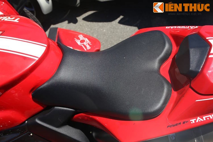 Chiếc xe được thiết kế yên đơn mỏng và tạo thành tư thế ngồi như một chiếc sportbike bình thường, không được thoải mái như trên các dòng xe 3 bánh của Can-Am.