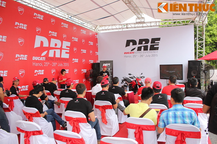 Là lần đầu tiên được tổ chức tại Việt Nam, khóa huấn luyện Ducati Riding Experience 2015(DRE) trung cấp đã diễn ra trong 2 ngày 25 và 26/7/2015 tại trường dạy lái xe Đình Xuyên - Hà Nội.