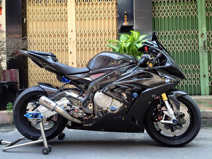 Siêu môtô BMW S1000RR là một trong những superbike có khả năng vận hành mạnh mẽ nhất Thế giới. Mới xuất hiện tại Việt Nam chưa lâu, nhưng nó đã nhanh chóng giành được sự ưu ái của nhiều biker Việt.