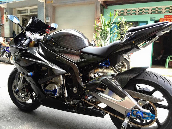 Bộ mâm nguyên bản của S1000RR 2015 đã được thay bằng mâm 7 cánh xoắn magnesium của Marchesini, giống như những chiếc xe đua MotoGP.