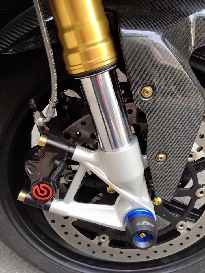 Để có thể hãm được vận tốc cực lớn của S1000RR 2015 từ tốc độ cao, heo trước đã được đổi sang loại Brembo Billet tương tự xe đua tại giải WSBK (World Superbike Championship).