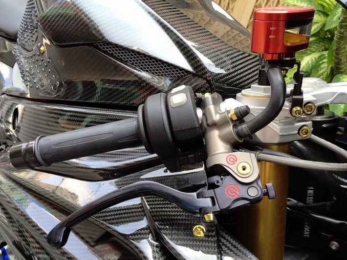 Không dừng lại ở đó, cùm phanh của xe cũng đã được đổi sang loại Brembo Rossi, kết hợp cùng bình dầu Rizoma "quả trứng" quen thuộc.