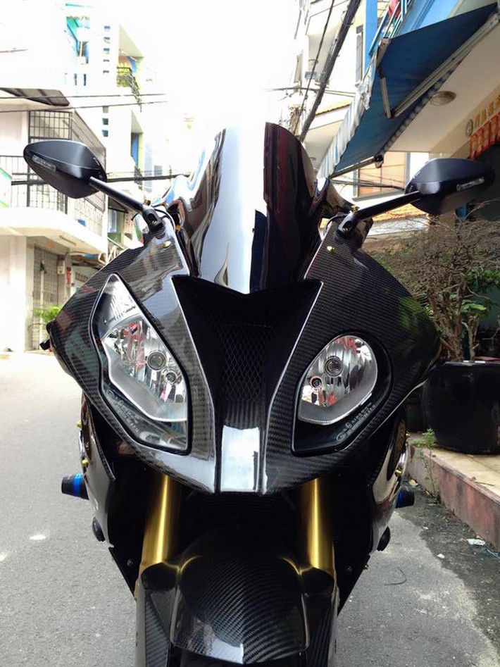 Tuy nhiên, do còn khá mới nên S1000RR đời 2015 vẫn chưa có nhiều bản độ "khủng" như chiếc xe trong bài viết này. Bắt đầu từ vỏ ngoài, chủ xe đã "mạnh dạn" thay toàn bộ dàn áo của xe bằng sợi carbon siêu nhẹ.