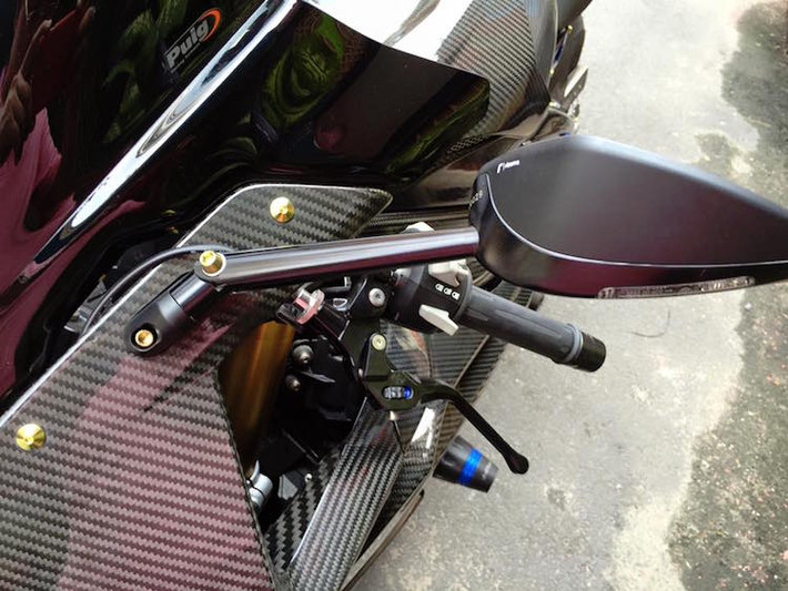 Kính chắn gió của xe được thay bằng loại của hãng Pulg dành riêng cho S1000RR 2015, kèm theo đó là gương hậu Rizoma Veloce có tích hợp đèn xi-nhan.