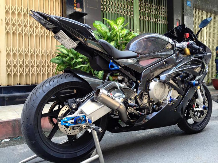 Cuối cùng, pô RaceFit cổ titan, xi-nhan sau MotoDynamic và một số chi tiết "lặt vặt" khác đã kết thúc những thay đổi trên bản độ BMW S1000RR có thể được coi là "khủng" nhất Việt Nam hiện tại.