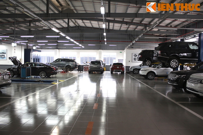Nằm phía sau showroom chính hãng của Jaguar Land Rover tại số 3+5 Nguyễn Văn Linh - Gia Lâm - Hà Nội là một xưởng dịch vụ với quy mô lớn tới 2000 m2, có khả năng cùng sửa chữa, bảo dưỡng.