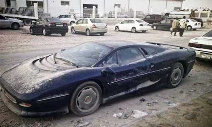 Ngay cả những chiếc siêu xe cực hiếm, chẳng hạn như chiếc Jaguar XJ220 này cũng có thể bị "bỏ rơi".