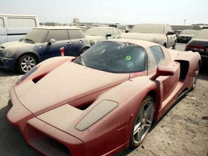 Tại Dubai, nếu đặt chân tới các bãi xe của cảnh sát hay tại sân bay, bạn có thể bắt gặp nhiều siêu xe triệu đô trong tình trạng "phơi mình trước nắng gió" như chiếc Ferrari Enzo này.