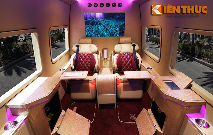 Nhiều chi tiết được làm bằng gỗ phong Birdseye và phủ tới 4 lớp bóng. Hệ thống giải trí hiện đại với dàn âm thanh JL Audio hi-end, iPad, máy tính Mac và màn hình kích thước lớn.