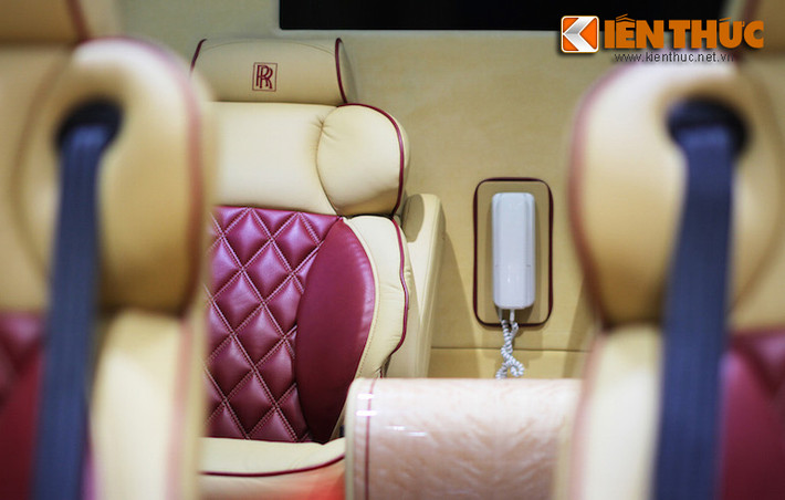 Các ghế ngồi được bọc loại da cao cấp nhất, với logo Rolls-Royce khắc trên tựa đầu.