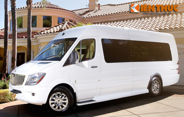 Phương tiện di chuyển chính được Tyrese lựa chọn là chiếc Mercedes Sprinter "độ" sang trọng bởi hãng Chalmers Automotive ở Kansas - Mỹ.