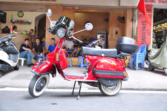Ngay cả trước khi được sơn lại chiếc Piaggio Vespa PX200 đời 1984 này vẫn rất hoàn hảo và đã từng giành giải Xe đẹp nhất tại Lễ hội Vespa được tổ chức vào tháng 4 ở Đà Nẵng, vượt qua 600 chiếc xe khác.