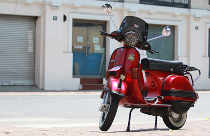 Chủ nhân của chiếc Piaggio Vespa PX200 đời 1984 hiếm hoi ở Việt Nam này là một người làm việc trong ngành ngân hàng tại Hà Nội.