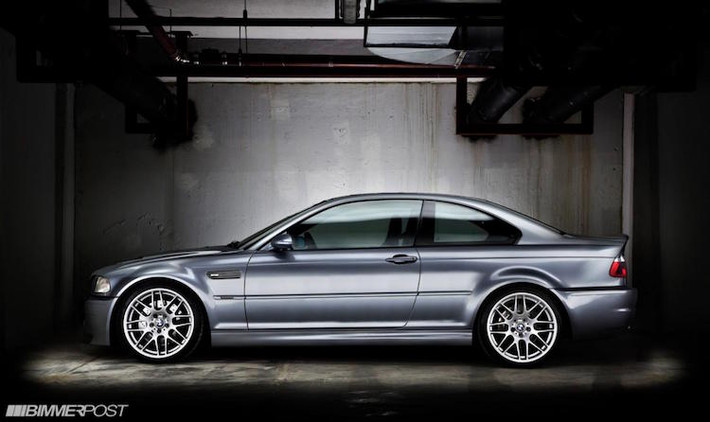 Trong đó, M3 CSL được coi là phiên bản "khủng" thứ nhì của thế hệ M3 E46, chỉ sau M3 GTR. So với các phiên bản bình thường, M3 CSL có trọng lượng nhẹ hơn và có hộp số ly hợp kép SMG độc đáo.