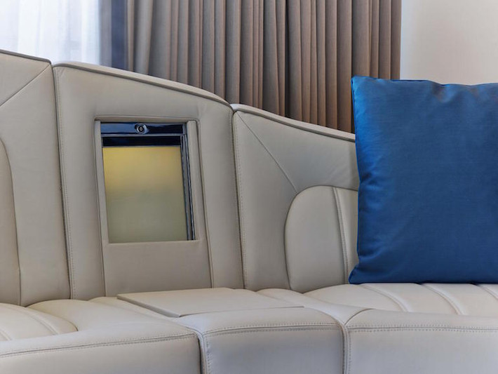 Ghế bành được thiết kế bởi Bentley và có tủ rượu giống như những chiếc siêu xe sang của hãng.