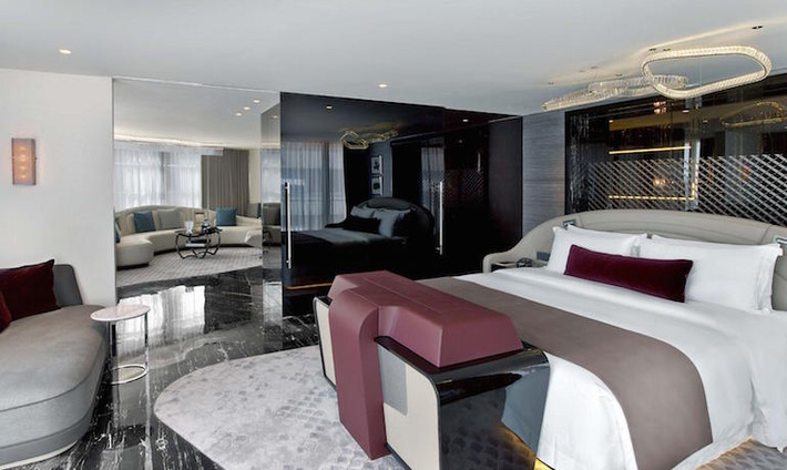 Điểm đặc biệt của căn phòng VIP này đó là nó được trang trí theo phong cách siêu xe sang Bentley...
