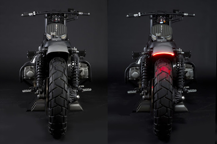 Ở phía sau, chắn bùn cũ của Goldwing được anh tẩy hết sơn và sửa đổi lại để nằm ở góc 12h 5 phút so với bánh xe. Một dải đèn hậu LED được tích hợp vào bên dưới chắn bùn.