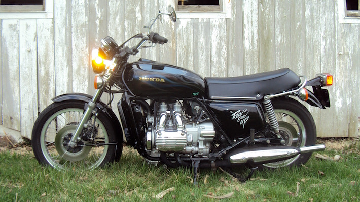 Scott đã mua được chiếc Goldwing GL1000 đời 1978 khi anh nhìn thấy một người bạn "vác" nó về từ một trang trại cũ. Ý tưởng "độ" một chiếc Goldwing đã nảy trong đầu anh khi tham gia vào một buổi offline của những người chơi xe tại địa phương.