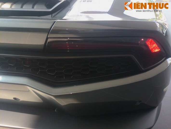 Các chi tiết trên Huracan đều sử dụng vật liệu nhẹ nhằm hạ tối đa trọng lượng của xe xuống.