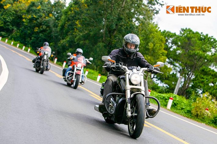 Họ cũng là những người sống và làm việc lâu năm tại Việt Nam, đam mê dòng xe Harley-Davidson và muốn khám phá những cung đường Việt.