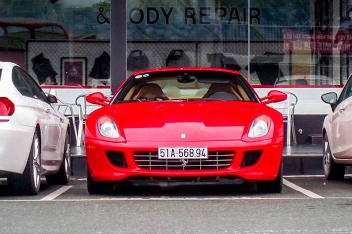 Trong số những chiếc Ferrari của đại gia Sài Gòn, nổi bật nhất là chiếc 599 GTB Fiorano "có một không hai" tại Việt Nam. Chiếc xe này được nhập về nước bởi chủ khác từ năm 2009 và từng nằm tại Hà Nội.