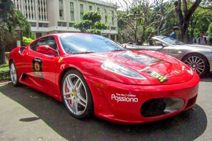Không chỉ sở hữu 458 Italia, vị đại gia cafe này còn có cả mẫu siêu xe tiền nhiệm F430, được sản xuất từ 2004-2009. Có động cơ chỉ 4.3l, nhưng chiếc xe này vẫn mạnh tới 483 mã lực và mô-men xoắn 465 Nm, giúp nó có thể đạt 0-100 km/h trong 3.7 giây và tốc độ tối đa 315 km/h.