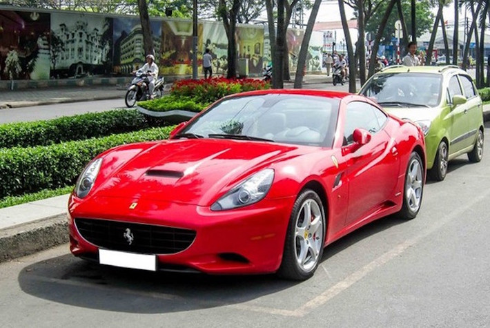 Bên cạnh chiếc 599 GTB cực mạnh, vị đại gia này còn sở hữu một chiếc California màu đỏ tươi. Là mẫu xe mui xếp cứng đầu tiên của Ferrari, California lần đầu xuất hiện vào năm 2008.