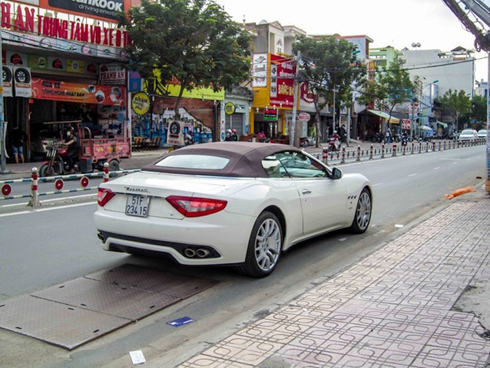 Gran Cabrio dài tới 4,9 m - hơn tới 8 cm so với đối thủ của Bentley GTC. Điểm khác biệt lớn nhất của chiếc xe so với bản coupe chính là bộ mui bạt 3 lớp cách âm, cách nhiệt với 6 tuỳ chọn màu và có thể đóng hoặc mở chỉ trong 28 giây.