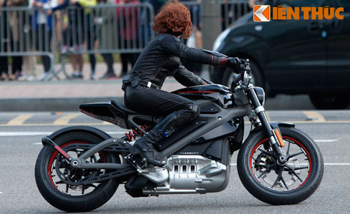 Hiện LiveWire mới chỉ là một thử nghiệm của Harley-Davidson. Chính vì vậy, chỉ một số ít người có thể có cơ hội được lái đó, trong đó có Black Widow!