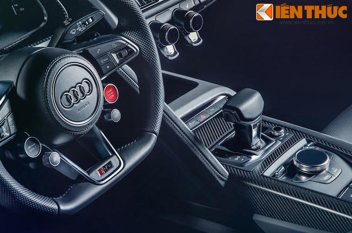 Nội thất của xe được thiết kế đơn giản và hiện đại, với các chi tiết sợi carbon làm điểm nhấn.