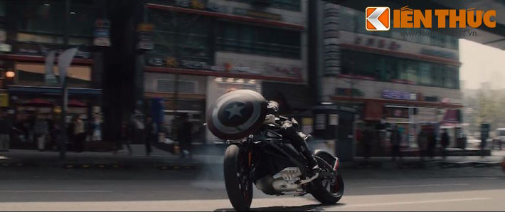 Trong khi các nam anh hùng chạy Audi thì nữ anh hùng Black Widow lại xuất hiện đầy hoành tráng trên một chiếc Harley Davidson Livewire trong Age of Ultron .