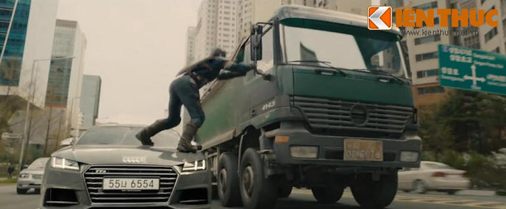 Do Audi là nhà tài trợ cho phim Age of Ultron, nên một sản phẩm khác của hãng là TTS cũng xuất hiện trong trường đoạn đuổi bắt của Caption America.