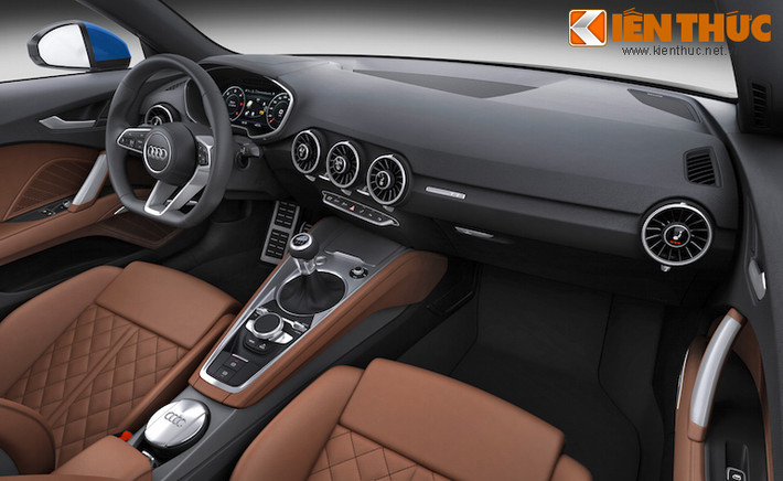 Điểm nhấn trong nội thất của TTS là bảng đồng hồ Audi Virtual Cockpit với một màn hình TFT 12,3 inch hiển thị tất cả các thông tin một cách thông minh dưới dạng đồ họa. Phiên bản TT thường được bán ở Việt Nam cũng có trang bị này.
