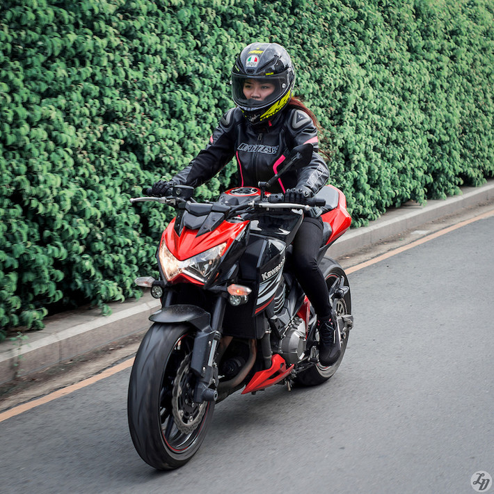Kawasaki Z800 được coi là “đàn em” của Z1000. Thực tế, rất dễ nhầm lẫn giữa hai mẫu xe này nếu không quan sát cụm đèn chiếu sáng phía trước và cặp ống xả.