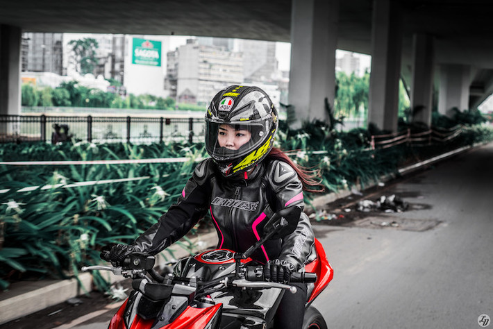 Tuy nhiên do thuộc dòng naked bike với tay lái cao nên nhiều biker nữ vẫn có thể "chinh phục" Kawasaki Z800 trong tư thế thoải mái.