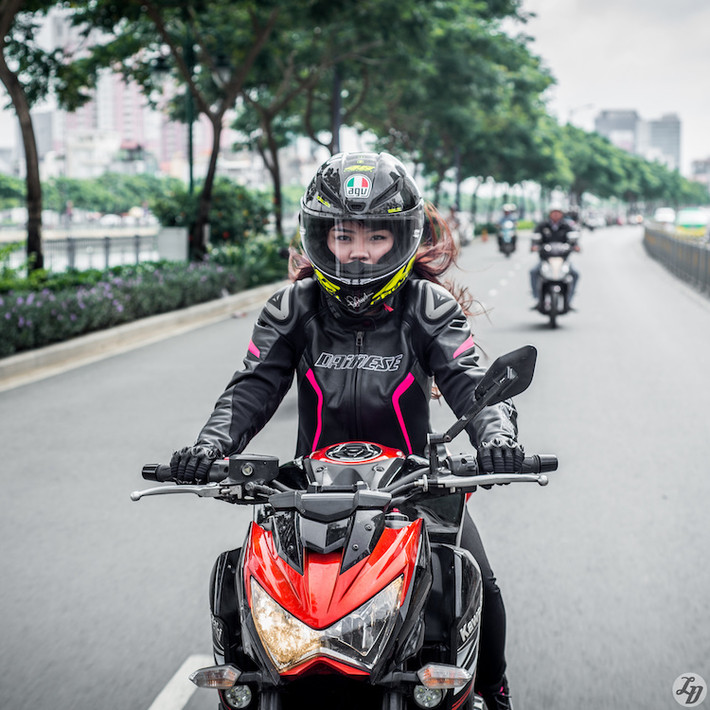 Đèn pha trước sắc sảo hơn Z1000 nhưng có vẻ hơi nhỏ so với tổng thể xe, đèn hậu cách điệu lại từ Z750, cùng khung chóa giống nhau, nhưng Z800 được bố trí hai dãy đèn LED làm nổi hai chữ Z rất phong cách.